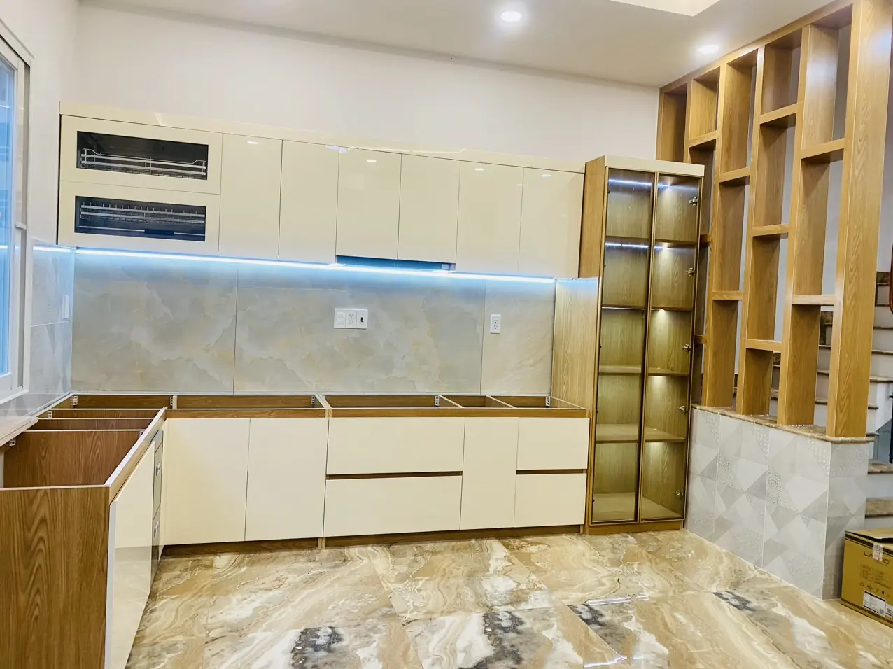 Tủ Bếp Hiện Đại Kết Hợp Tủ Rượu Đẹp | Thi Công Nội Thất QL Home