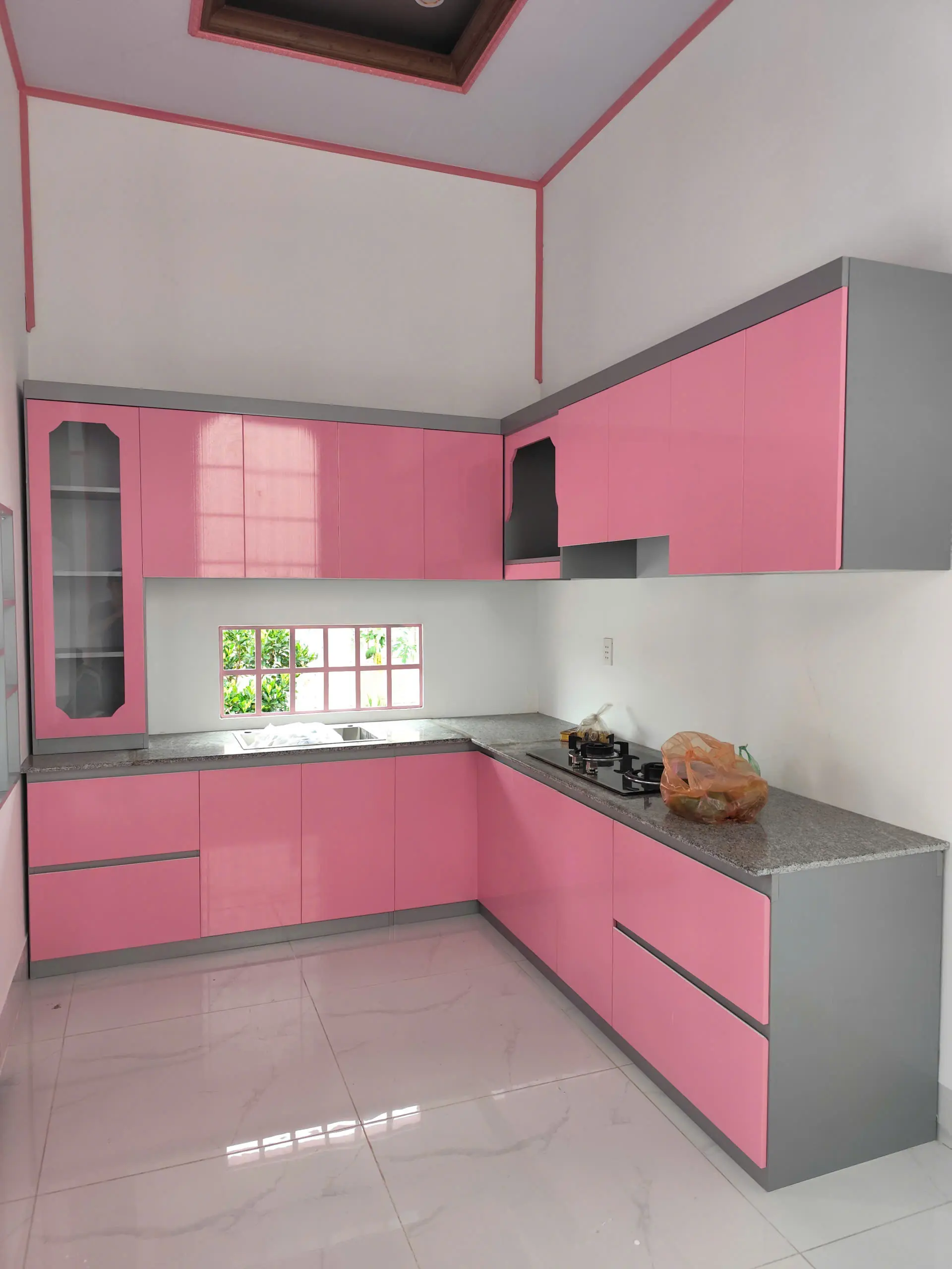 Tủ Bếp Chữ L Màu Hồng Phối Xám Độc Đáo | Nội Thất QL Home